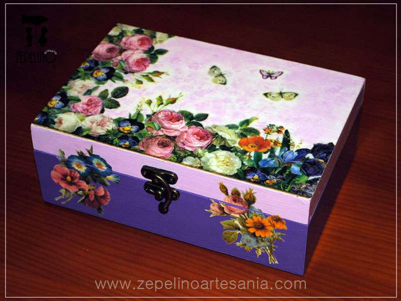 Caja morada con rosas y pensamientos